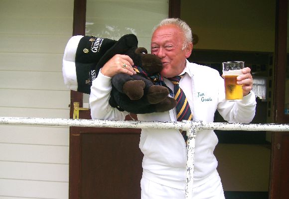 Arthur Guiness being kissed
